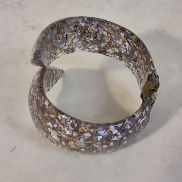 Vintage lucite confetti hinged cuff bracelet - Picture 8 of 14
